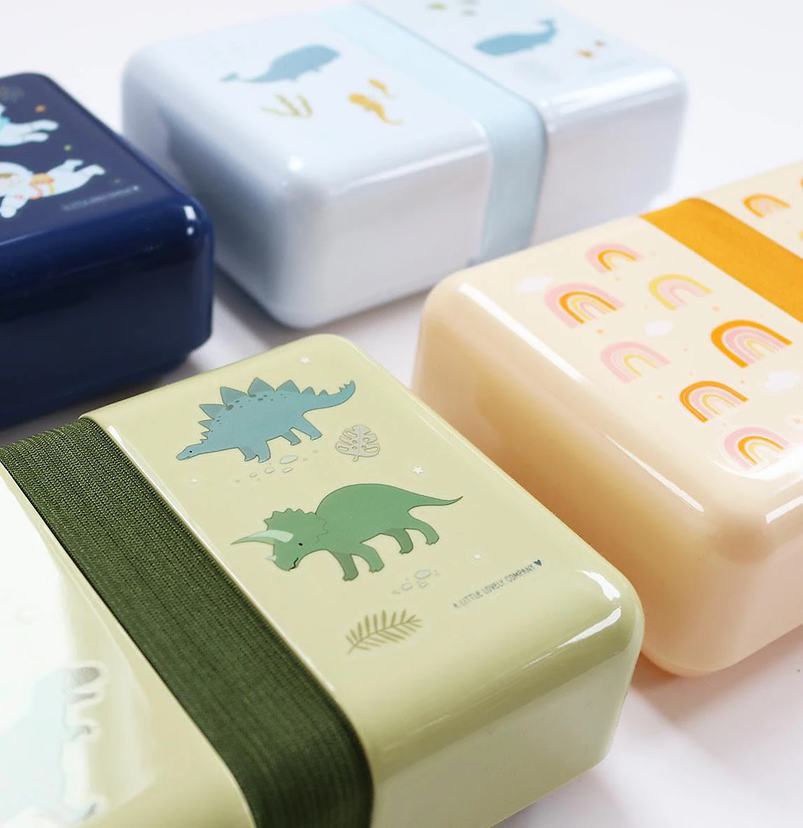 A Little Lovely Company Brotdose Dinos, Inkl. Halteband & Stickern 8 A Little Lovely Company Brotdose Dinos, Inkl. Halteband & Stickern – Bild 6