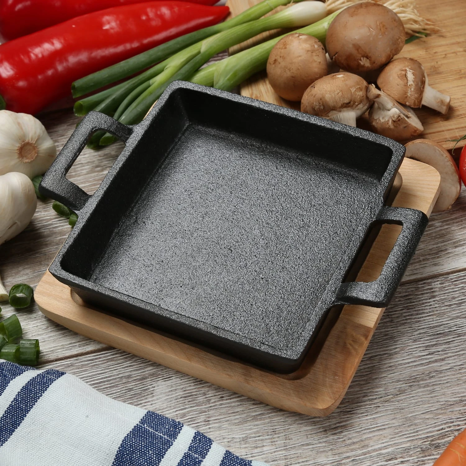 Servierpfanne Mit Untersetzer In Schwarz - 14cm 4 Servierpfanne Mit Untersetzer In Schwarz - 14cm – Bild 2